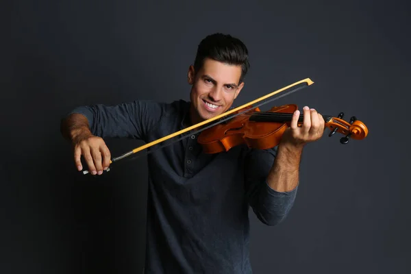 Hombre Feliz Tocando Violín Sobre Fondo Negro — Foto de Stock