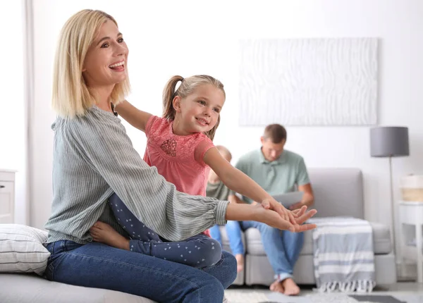 Feliz Madre Jugando Con Hija Mientras Padre Hijo Usan Portátil —  Fotos de Stock