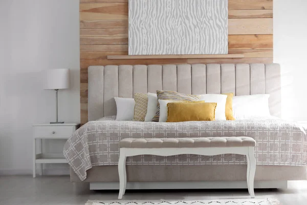 柔らかい色の枕を屋内で快適なベッド — ストック写真