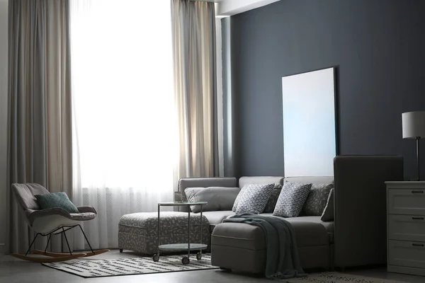 Sofa Yang Nyaman Dan Kursi Goyang Dekat Jendela Dengan Tirai — Stok Foto