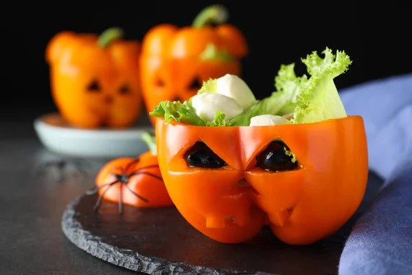 Peperoncino Con Olive Nere Mozzarella Lattuga Come Mostro Halloween Sul — Foto Stock