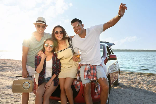 Amici Felici Vicino Auto Sulla Spiaggia Viaggio Estivo — Foto Stock