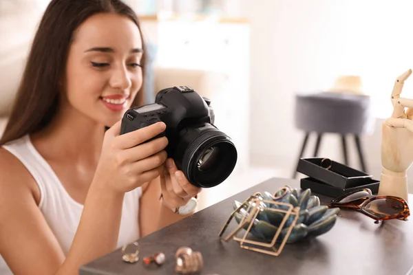 Jovem Fotógrafo Tirar Foto Jóias Dentro Casa Close — Fotografia de Stock