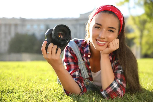 Молодий Фотограф Професійною Камерою Зеленій Траві — стокове фото