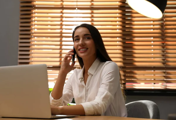 Vrouw Met Moderne Smartphone Laptop Aan Houten Tafel Kantoor Zoeken — Stockfoto