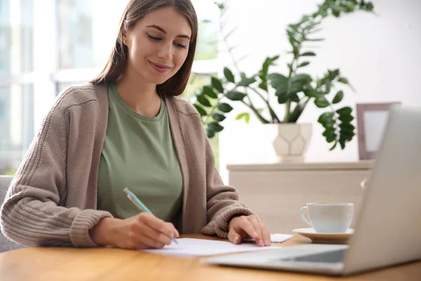 Vrouw Schrijft Brief Aan Houten Tafel Kamer — Stockfoto