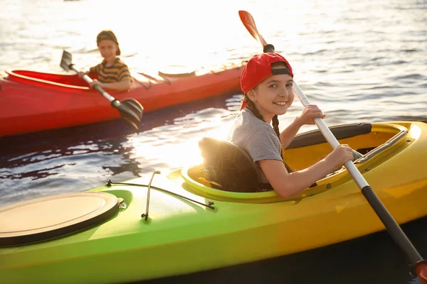 Kleine Kinder Paddeln Auf Dem Fluss Aktivitäten Sommerlager — Stockfoto