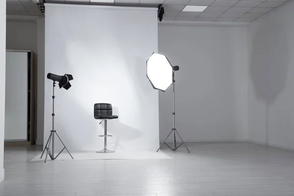 Interior Del Estudio Fotográfico Con Silla Moderna Equipo Iluminación Profesional —  Fotos de Stock