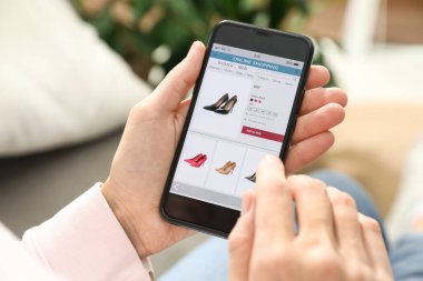 Çevrimiçi alışveriş için akıllı telefon kullanan kadın, yakın plan.