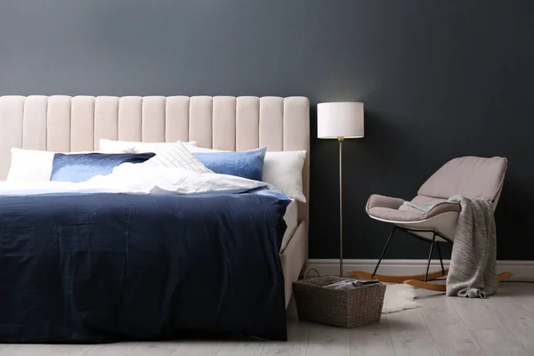 Comfortabel Bed Met Kussens Zachte Deken Kamer Stijlvol Interieur — Stockfoto