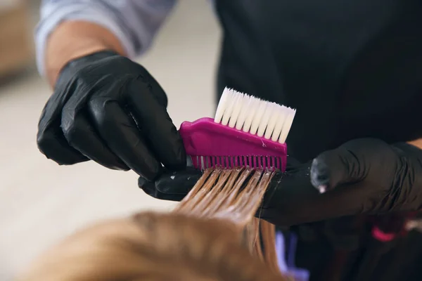 Επαγγελματική Κομμωτήριο Πεθαίνουν Μαλλιά Στο Σαλόνι Ομορφιάς Closeup — Φωτογραφία Αρχείου