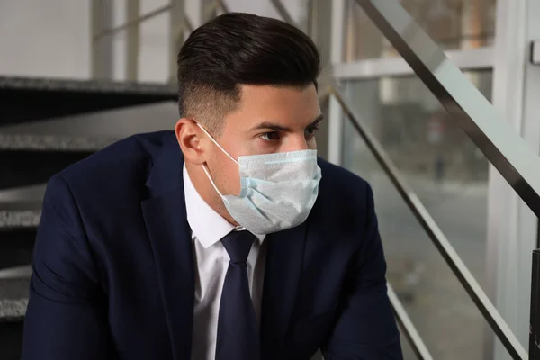 Uomo Triste Maschera Protettiva Sulle Scale Chiuso Autoisolamento Durante Pandemia — Foto Stock