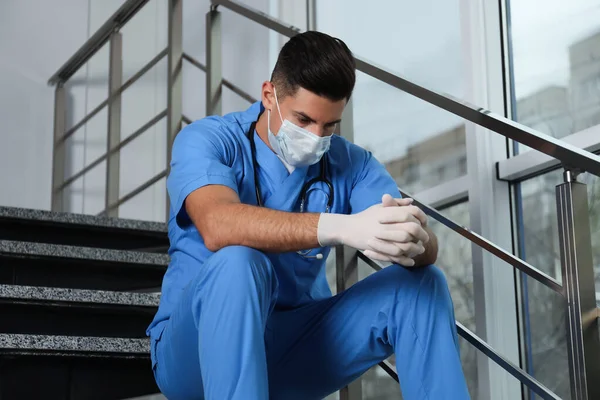 Triste Doctor Mascarilla Facial Escaleras Interiores Estrés Los Trabajadores Sanitarios — Foto de Stock