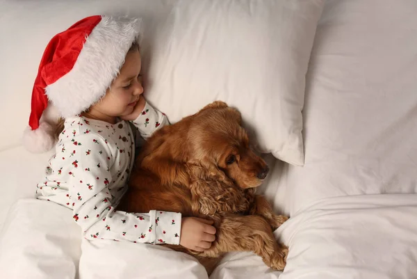 모자를 귀여운 소녀가 영국의 스페인 옆에서 침대에서 크리스마스 — 스톡 사진