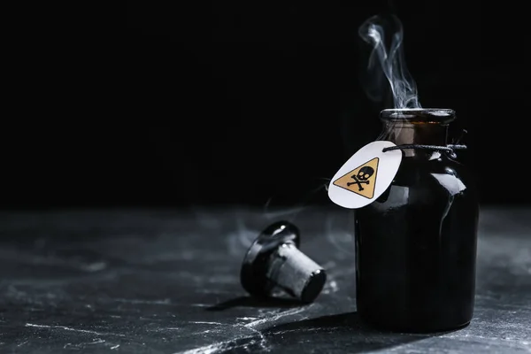 Offene Glasflasche Mit Rauchgift Mit Warnschild Auf Schwarzem Tisch Raum — Stockfoto