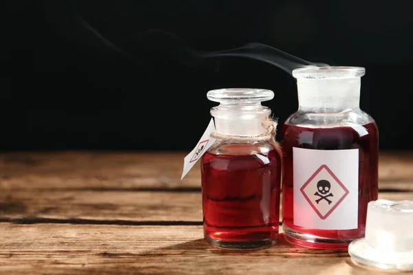 Γυάλινα Μπουκάλια Δηλητηρίου Προειδοποιητικά Σημάδια Στο Ξύλινο Τραπέζι Χώρος Για — Φωτογραφία Αρχείου