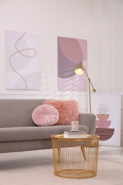 Rahat kanepe ve güzel resimlerle dolu şık bir oturma odası.