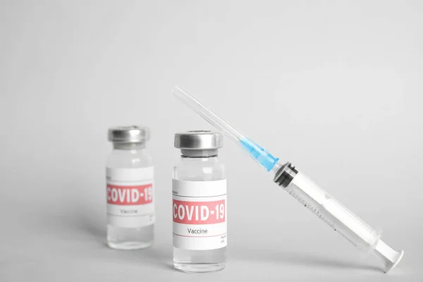 Vials Coronavirus Vaccine Syringe Light Background — Stock Photo, Image