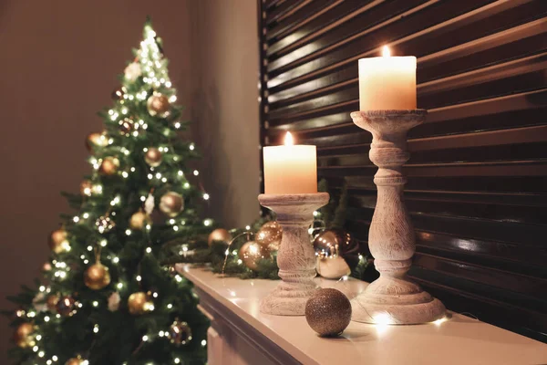 Velas Ardientes Decoración Navidad Repisa Blanca Interiores —  Fotos de Stock