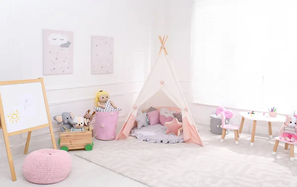 用玩具 现代家具和游戏帐篷装饰儿童房 — 图库照片