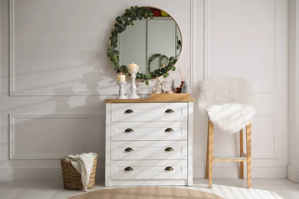 Moderne Kamer Interieur Met Ladekast Spiegel Witte Muur — Stockfoto