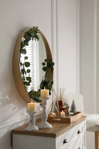 Intérieur Chambre Moderne Avec Commode Miroir Sur Mur Blanc — Photo