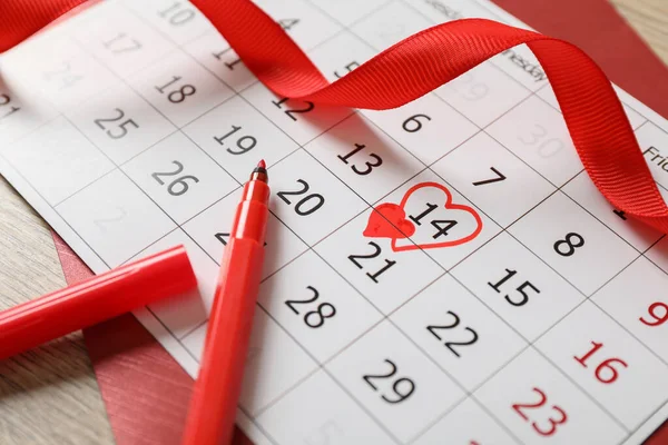 Calendrier Avec Marquage Saint Valentin Ruban Rouge Marqueur Sur Table — Photo