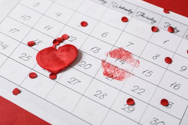 Calendrier Avec Saint Valentin Marquée Confettis Coeur Sur Fond Rouge — Photo