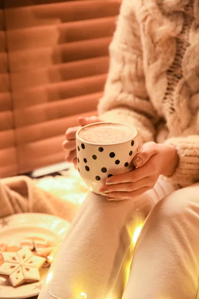 Donna Con Tazza Bevanda Calda Biscotti Natale Casa Primo Piano — Foto Stock