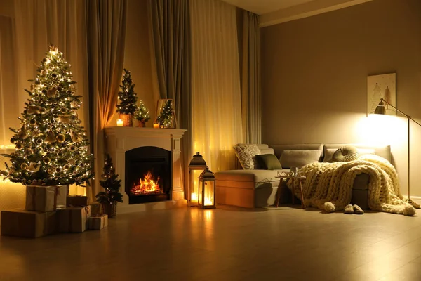 Stijlvolle Woonkamer Met Mooie Open Haard Kerstboom — Stockfoto