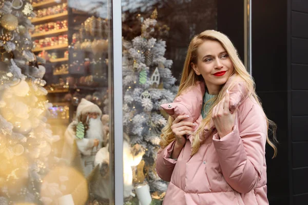 Молода Жінка Біля Магазину Прикрашена Різдво — стокове фото