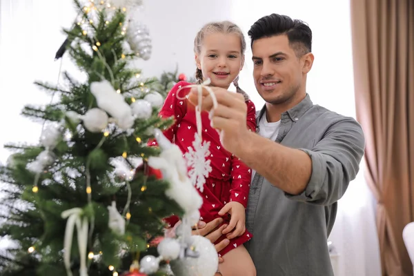Mutlu Baba Tatlı Kızı Evde Noel Ağacı Süslüyorlar — Stok fotoğraf