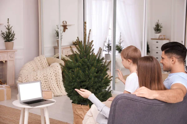 Familj Med Barn Med Videochatt Bärbar Dator Rum Inredda Till — Stockfoto