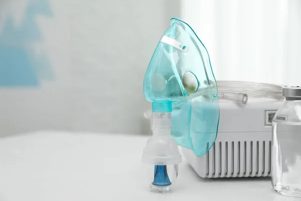 Nebulizer Modern Dengan Masker Wajah Dan Obat Obatan Pada Meja — Stok Foto
