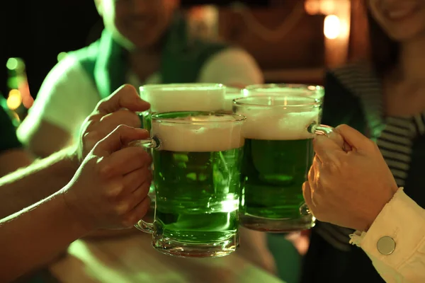Pessoas Com Cerveja Comemorando Dia São Patrício Pub Close — Fotografia de Stock