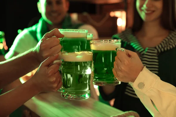 Pessoas Com Cerveja Comemorando Dia São Patrício Pub Close — Fotografia de Stock