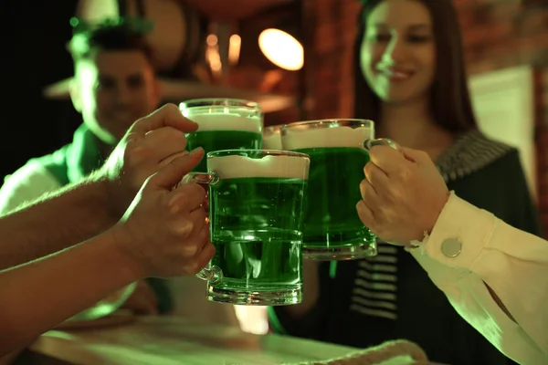 Pessoas Com Cerveja Comemorando Dia São Patrício Pub Close — Fotografia de Stock