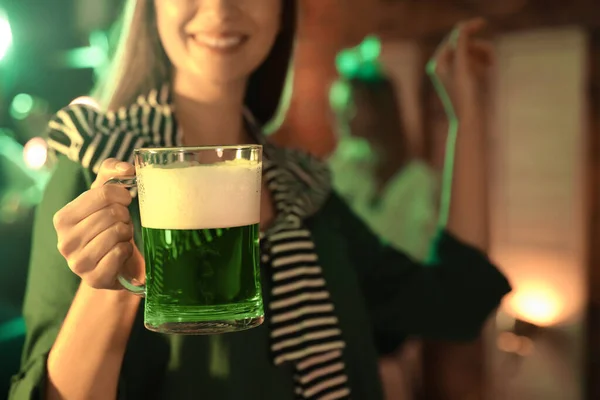 Femme Avec Bière Célébrant Saint Patrick Pub Focus Sur Main — Photo