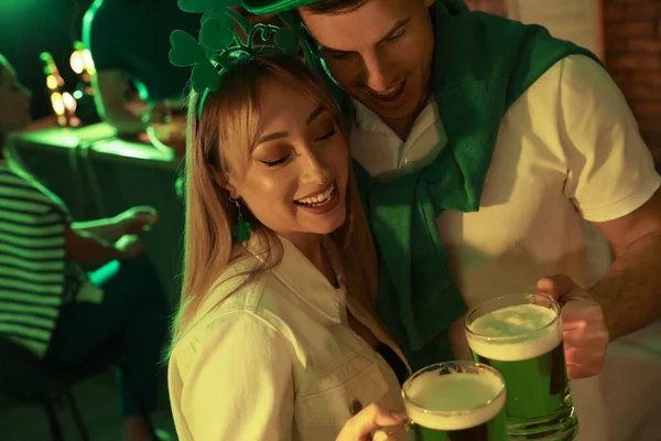 Paar Mit Bier Feiert Patrick Day Pub — Stockfoto