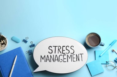 Açık mavi arkaplanda Stres Yönetimi ifadesiyle konuşma baloncuğu ışık kutusunun düz bileşimi yatıyordu. Metin için boşluk