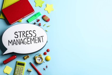 Açık mavi arkaplanda Stres Yönetimi ifadesiyle konuşma baloncuğu ışık kutusunun düz bileşimi yatıyordu. Metin için boşluk