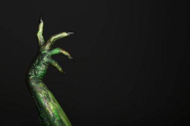 Siyah arka planda korkunç bir canavar, yazı için yeri olan bir el kamerası. Cadılar Bayramı karakteri