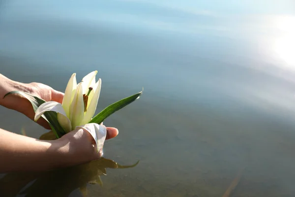 Vrouw Zet Bloem Het Wateroppervlak Close Natuurgenezende Kracht — Stockfoto