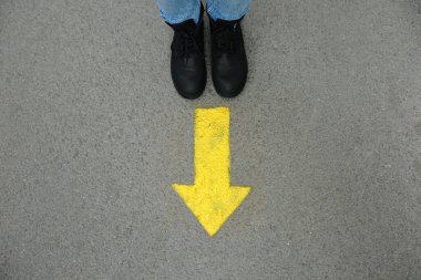 Asfaltta, okun yanında duran kişi, üst görünüm