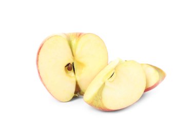 Taze olgun kırmızı kesim elma beyazda izole.