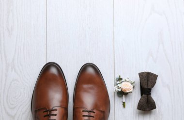Düz kompozisyon ve beyaz ahşap zemin üzerinde düğün ayakkabıları, metin için boşluk