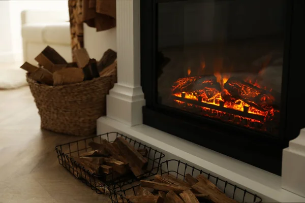 Bois Chauffage Brillant Dans Foyer Élégant Intérieur — Photo