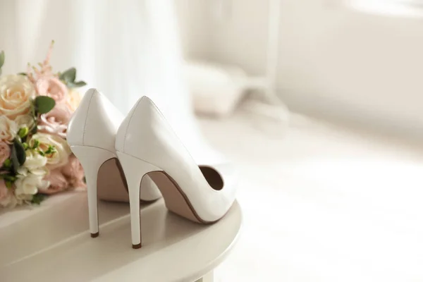 Par Zapatos Tacón Alto Boda Hermoso Ramo Mesa Blanca Primer — Foto de Stock