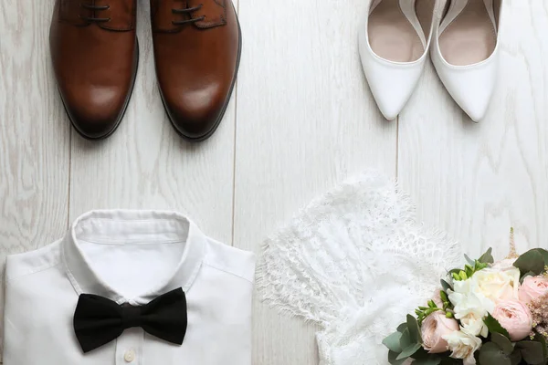 白い木製の床の上に花嫁と新郎のための結婚式の靴とフラットレイアウト組成 — ストック写真