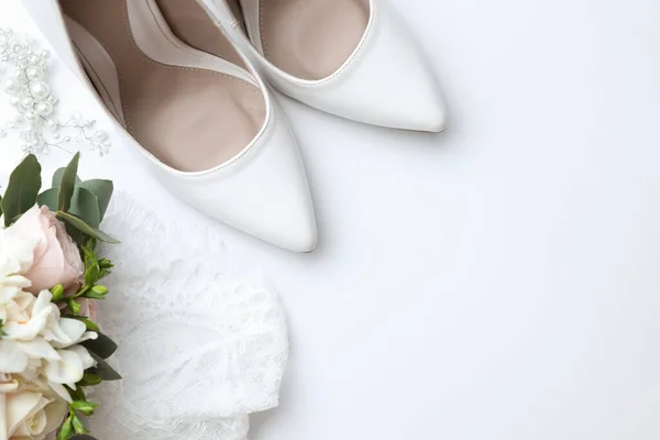 Par Sapatos Salto Alto Casamento Fundo Branco Vista Superior — Fotografia de Stock